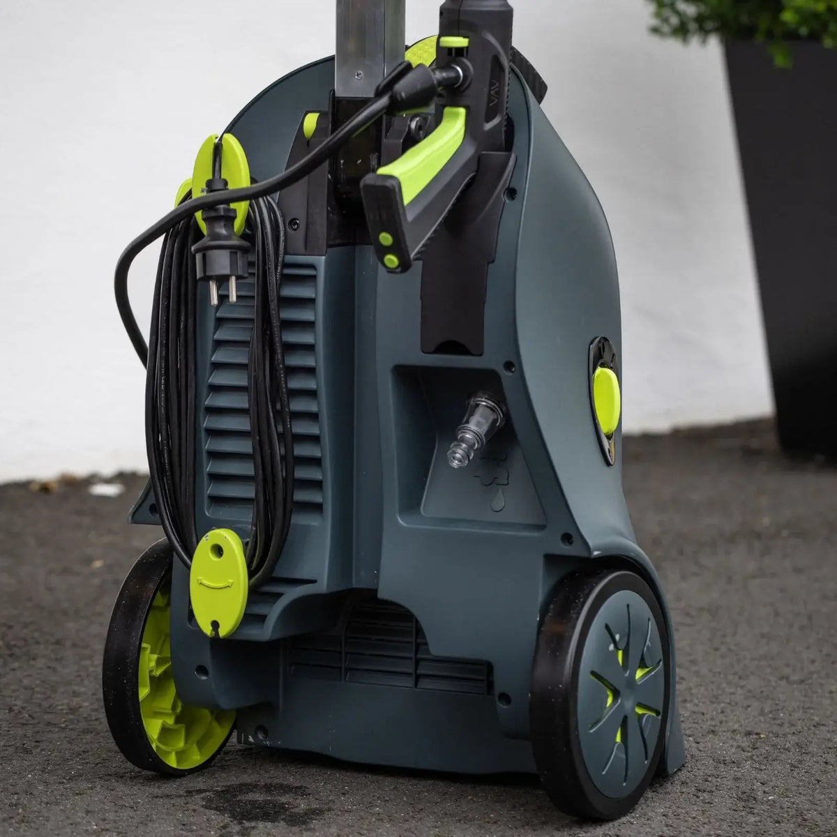 AVA Easy P57 Hochdruckreiniger mit 500 l/h, 145 bar und 2000 W Leistung, zeigt die kompakte, leistungsstarke Maschine.