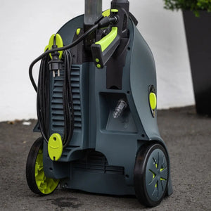 AVA Easy P57 Hochdruckreiniger mit 500 l/h, 145 bar und 2000 W Leistung, zeigt die kompakte, leistungsstarke Maschine.