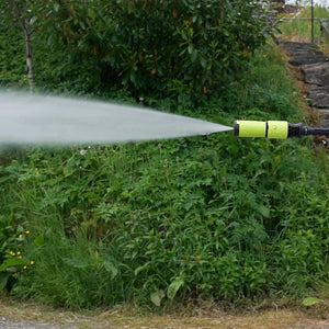 Hochdruckreiniger-Zubehör AVA Variodüse 20°/60° von AVA of Norway, zeigt die Düse in Gebrauch mit Wasserstrahl.