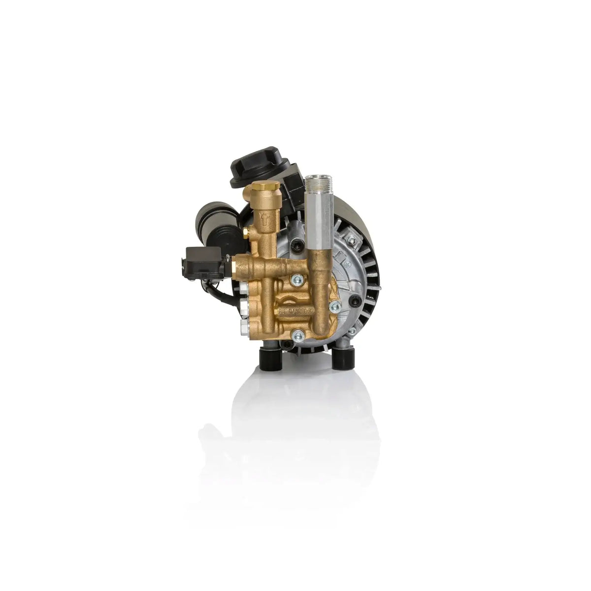 DEWALT Hochdruckreiniger DXPW002M, 150 bar, 450 l/h, 2100 W, mit Wasserstrahl auf einer Werkbank.