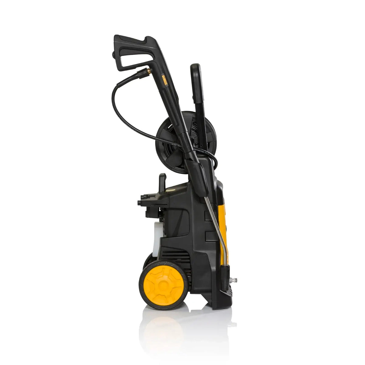 DEWALT Hochdruckreiniger DXPW002M, 150 bar, 450 l/h, 2100 W, mit Düsen und Schlauch, im Einsatz vor weißem Hintergrund