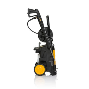 DEWALT Hochdruckreiniger DXPW002M, 150 bar, 450 l/h, 2100 W, mit Düsen und Schlauch, im Einsatz vor weißem Hintergrund
